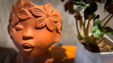 Kültürel sanat ve ifade içeren kil heykeller. Karmaşık detaylar zanaatkarlığı ve yaratıcılığı vurguluyor ve multimedya içerik oluşturma için iyi olan kültürel sanata eşsiz bir perspektif sağlıyor