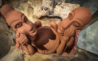 Kültürel sanat ve ifade içeren kil heykeller. Karmaşık detaylar zanaatkarlığı ve yaratıcılığı vurguluyor ve multimedya içerik oluşturma için iyi olan kültürel sanata eşsiz bir perspektif sağlıyor