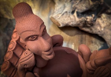 Kültürel sanat ve ifade içeren kil heykeller. Karmaşık detaylar zanaatkarlığı ve yaratıcılığı vurguluyor ve multimedya içerik oluşturma için iyi olan kültürel sanata eşsiz bir perspektif sağlıyor