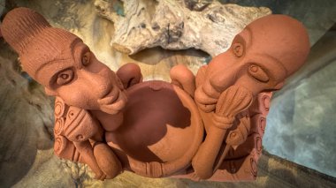 Kültürel sanat ve ifade içeren kil heykeller. Karmaşık detaylar zanaatkarlığı ve yaratıcılığı vurguluyor ve multimedya içerik oluşturma için iyi olan kültürel sanata eşsiz bir perspektif sağlıyor