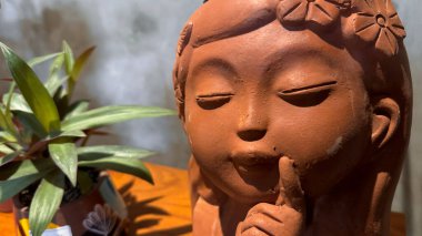 Kültürel sanat ve ifade içeren kil heykeller. Karmaşık detaylar zanaatkarlığı ve yaratıcılığı vurguluyor ve multimedya içerik oluşturma için iyi olan kültürel sanata eşsiz bir perspektif sağlıyor