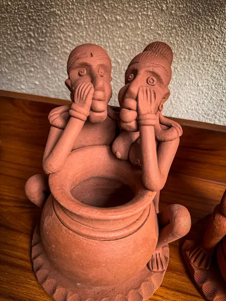 Kültürel sanat ve ifade içeren kil heykeller. Karmaşık detaylar zanaatkarlığı ve yaratıcılığı vurguluyor ve multimedya içerik oluşturma için iyi olan kültürel sanata eşsiz bir perspektif sağlıyor