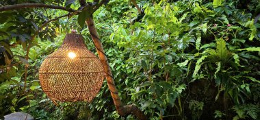 Zarif ev dekoratif öğesi lüks bir atmosfer yaratıyor iç veya dış tasarım, ev dekorasyonu fikri, lüks etkinlikler veya sıcak ve davetkar bir ev dekorasyonu için mükemmel, multimedya içeriği yaratımları için iyi.