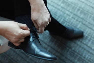 Profesyonel bir adam, iyi bir beyefendi, takım elbiselerine uygun bir işletme yöneticisi ve günlük ofis işi için hazırlanan, yönetici dergisi veya multimedya içeriği yaratımı için uygun bir beyefendi kıyafeti giyen