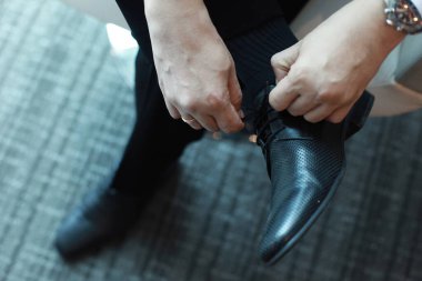 Profesyonel bir adam, iyi bir beyefendi, takım elbiselerine uygun bir işletme yöneticisi ve günlük ofis işi için hazırlanan, yönetici dergisi veya multimedya içeriği yaratımı için uygun bir beyefendi kıyafeti giyen