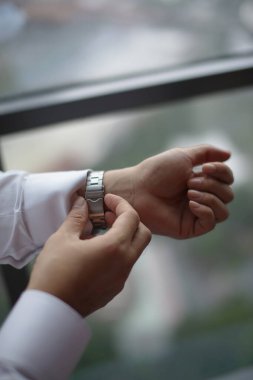 Profesyonel bir adam, iyi bir beyefendi, takım elbiselerine uygun bir işletme yöneticisi ve günlük ofis işi için hazırlanan, yönetici dergisi veya multimedya içeriği yaratımı için uygun bir beyefendi kıyafeti giyen