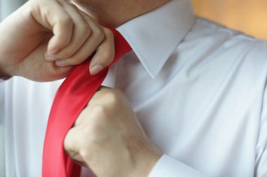 Profesyonel bir adam, iyi bir beyefendi, takım elbiselerine uygun bir işletme yöneticisi ve günlük ofis işi için hazırlanan, yönetici dergisi veya multimedya içeriği yaratımı için uygun bir beyefendi kıyafeti giyen