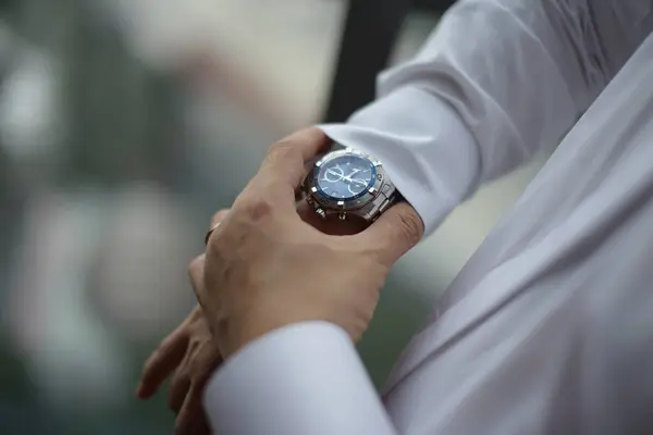 Profesyonel bir adam, iyi bir beyefendi, takım elbiselerine uygun bir işletme yöneticisi ve günlük ofis işi için hazırlanan, yönetici dergisi veya multimedya içeriği yaratımı için uygun bir beyefendi kıyafeti giyen