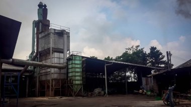 Kullanımdan kaldırılmış ahşap fabrikası ve imalatı, atık aletleri ve makineler nedeniyle paslı ve harap olmuş fabrika, haber makaleleri ve multimedya içeriği oluşturulması için iyi