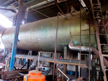 Kullanımdan kaldırılmış ahşap fabrikası ve imalatı, atık aletleri ve makineler nedeniyle paslı ve harap olmuş fabrika, haber makaleleri ve multimedya içeriği oluşturulması için iyi