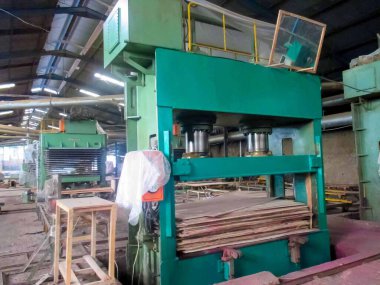 Kullanımdan kaldırılmış ahşap fabrikası ve imalatı, atık aletleri ve makineler nedeniyle paslı ve harap olmuş fabrika, haber makaleleri ve multimedya içeriği oluşturulması için iyi