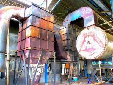 Kullanımdan kaldırılmış ahşap fabrikası ve imalatı, atık aletleri ve makineler nedeniyle paslı ve harap olmuş fabrika, haber makaleleri ve multimedya içeriği oluşturulması için iyi