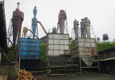 Kullanımdan kaldırılmış ahşap fabrikası ve imalatı, atık aletleri ve makineler nedeniyle paslı ve harap olmuş fabrika, haber makaleleri ve multimedya içeriği oluşturulması için iyi