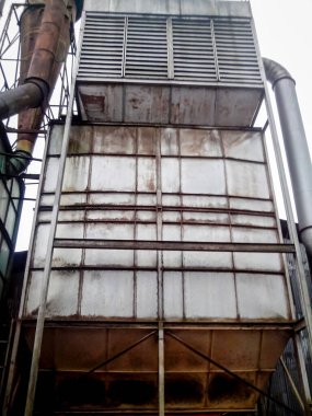 Kullanımdan kaldırılmış ahşap fabrikası ve imalatı, atık aletleri ve makineler nedeniyle paslı ve harap olmuş fabrika, haber makaleleri ve multimedya içeriği oluşturulması için iyi