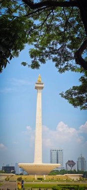 Jakarta şehri, Endonezya, 03 Kasım 2024, Gökdelenlerin etrafındaki Ulusal Anıt veya Monas manzarası açık mavi gökyüzü ve güneşli bir gün altında, haber makalesi veya multimedya içeriği oluşturulması için iyi