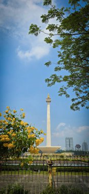 Jakarta şehri, Endonezya, 03 Kasım 2024, Gökdelenlerin etrafındaki Ulusal Anıt veya Monas manzarası açık mavi gökyüzü ve güneşli bir gün altında, haber makalesi veya multimedya içeriği oluşturulması için iyi