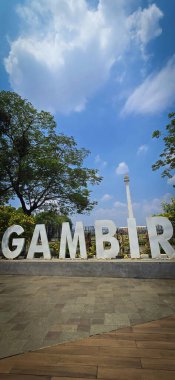 Jakarta şehri, Endonezya, 03 Kasım 2024, Gökdelenlerin etrafındaki Ulusal Anıt veya Monas manzarası açık mavi gökyüzü ve güneşli bir gün altında, haber makalesi veya multimedya içeriği oluşturulması için iyi