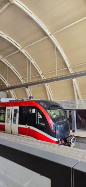Endonezya 'daki Light Rail Transit veya LRT veya demiryolu taşımacılık sistemi, kentsel platformda konuşlanmış modern metro treni, verimli bir toplu taşıma ve çağdaş altyapı sergiliyor