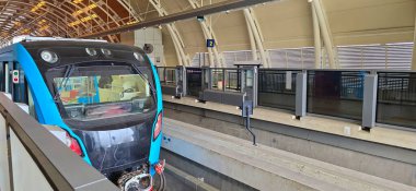 Endonezya 'daki Light Rail Transit veya LRT veya demiryolu taşımacılık sistemi, kentsel platformda konuşlanmış modern metro treni, verimli bir toplu taşıma ve çağdaş altyapı sergiliyor