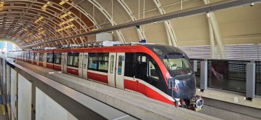 Endonezya 'daki Light Rail Transit veya LRT veya demiryolu taşımacılık sistemi, kentsel platformda konuşlanmış modern metro treni, verimli bir toplu taşıma ve çağdaş altyapı sergiliyor