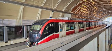 Endonezya 'daki Light Rail Transit veya LRT veya demiryolu taşımacılık sistemi, kentsel platformda konuşlanmış modern metro treni, verimli bir toplu taşıma ve çağdaş altyapı sergiliyor