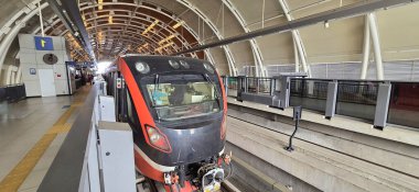 Endonezya 'daki Light Rail Transit veya LRT veya demiryolu taşımacılık sistemi, kentsel platformda konuşlanmış modern metro treni, verimli bir toplu taşıma ve çağdaş altyapı sergiliyor