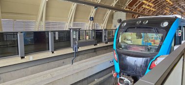 Endonezya 'daki Light Rail Transit veya LRT veya demiryolu taşımacılık sistemi, kentsel platformda konuşlanmış modern metro treni, verimli bir toplu taşıma ve çağdaş altyapı sergiliyor