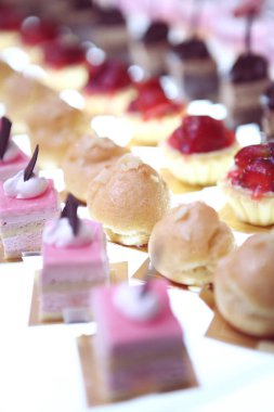 Lezzetli dekore edilmiş tatlı tatlı pasta ya da parti için ikram edilen pastalar, pasta, pasta ve pasta ile tatlı seçimi, konferans sırasında kahve molası büfesi, yemek kitabı ve multimedya içeriği Crea için iyi