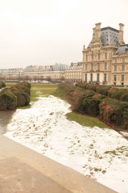 Puslu bir gökyüzü altında verimli yeşilliklerle çevrili şaşaalı mimarisi ile göz kamaştırıcı klasik önermeler ihtişamlı bir şekilde duruyor, zarafet yayıyor ve zamansız mimarinin güzelliğini yakalıyor, muazzam yeşillik ve sislerle çevrili görkemli Avrupa şatosu