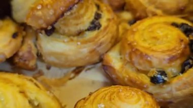 Üstü kristal şekerli çikolatalı ve fındıklı altın hamur işleri, taze pişmiş, nefis ve cezbedici bir fırın sergisi, kahvaltı ve tatlı aşıkları için mükemmel..