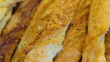 Üstü kristal şekerli çikolatalı ve fındıklı altın hamur işleri, taze pişmiş, nefis ve cezbedici bir fırın sergisi, kahvaltı ve tatlı aşıkları için mükemmel..