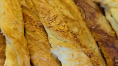 Üstü kristal şekerli çikolatalı ve fındıklı altın hamur işleri, taze pişmiş, nefis ve cezbedici bir fırın sergisi, kahvaltı ve tatlı aşıkları için mükemmel..