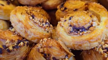 Üstü kristal şekerli çikolatalı ve fındıklı altın hamur işleri, taze pişmiş, nefis ve cezbedici bir fırın sergisi, kahvaltı ve tatlı aşıkları için mükemmel..