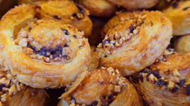 Üstü kristal şekerli çikolatalı ve fındıklı altın hamur işleri, taze pişmiş, nefis ve cezbedici bir fırın sergisi, kahvaltı ve tatlı aşıkları için mükemmel..