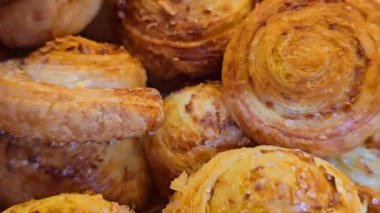 Üstü kristal şekerli çikolatalı ve fındıklı altın hamur işleri, taze pişmiş, nefis ve cezbedici bir fırın sergisi, kahvaltı ve tatlı aşıkları için mükemmel..