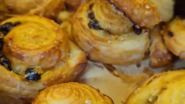 Üstü kristal şekerli çikolatalı ve fındıklı altın hamur işleri, taze pişmiş, nefis ve cezbedici bir fırın sergisi, kahvaltı ve tatlı aşıkları için mükemmel..