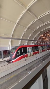 Endonezya 'daki Light Rail Transit veya LRT veya demiryolu taşımacılık sistemi, kentsel platformda konuşlanmış modern metro treni, verimli bir toplu taşıma ve çağdaş altyapı sergiliyor