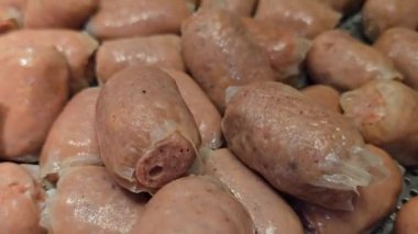 Lezzetli, parlak renkli sosisler Tayland 'daki bir yemek festivalinde gösterişli bir şekilde istiflenmiş. Mutfak zevkini ve hoşgörüyü çağrıştırıyor..