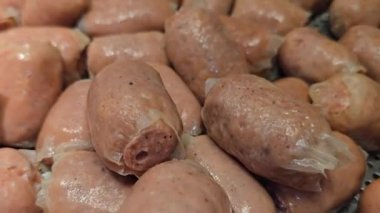 Lezzetli, parlak renkli sosisler Tayland 'daki bir yemek festivalinde gösterişli bir şekilde istiflenmiş. Mutfak zevkini ve hoşgörüyü çağrıştırıyor..