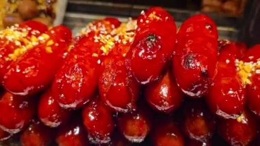 Lezzetli, parlak renkli sosisler Tayland 'daki bir yemek festivalinde gösterişli bir şekilde istiflenmiş. Mutfak zevkini ve hoşgörüyü çağrıştırıyor..