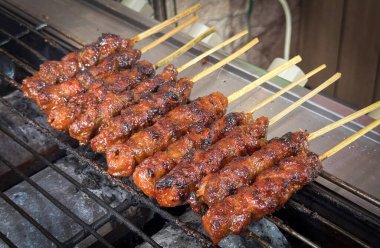 Izgarada şiş biftek eti, ya da barbekü bbq, yerliler buna canlı jöle ve dokularını sergileyen sığır eti satay derdi. Barbekü kültürünün, ızgara mutfağının ve açık hava yemeklerinin mükemmel bir temsili..