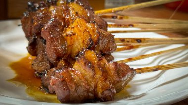 Izgarada şiş biftek eti, ya da barbekü bbq, yerliler buna canlı jöle ve dokularını sergileyen sığır eti satay derdi. Barbekü kültürünün, ızgara mutfağının ve açık hava yemeklerinin mükemmel bir temsili..