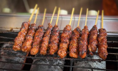Izgarada şiş biftek eti, ya da barbekü bbq, yerliler buna canlı jöle ve dokularını sergileyen sığır eti satay derdi. Barbekü kültürünün, ızgara mutfağının ve açık hava yemeklerinin mükemmel bir temsili..