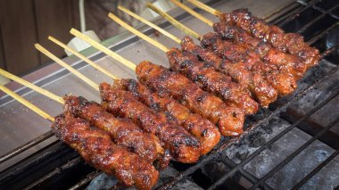 Izgarada şiş biftek eti, ya da barbekü bbq, yerliler buna canlı jöle ve dokularını sergileyen sığır eti satay derdi. Barbekü kültürünün, ızgara mutfağının ve açık hava yemeklerinin mükemmel bir temsili..