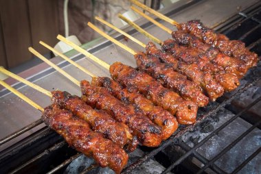 Izgarada şiş biftek eti, ya da barbekü bbq, yerliler buna canlı jöle ve dokularını sergileyen sığır eti satay derdi. Barbekü kültürünün, ızgara mutfağının ve açık hava yemeklerinin mükemmel bir temsili..