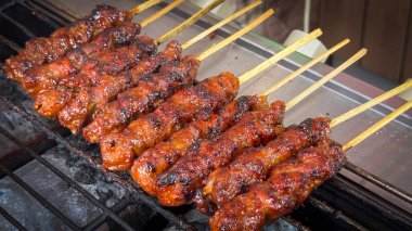 Izgarada şiş biftek eti, ya da barbekü bbq, yerliler buna canlı jöle ve dokularını sergileyen sığır eti satay derdi. Barbekü kültürünün, ızgara mutfağının ve açık hava yemeklerinin mükemmel bir temsili..