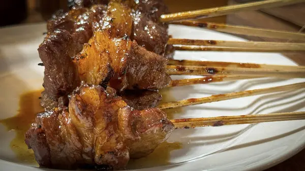 Izgarada şiş biftek eti, ya da barbekü bbq, yerliler buna canlı jöle ve dokularını sergileyen sığır eti satay derdi. Barbekü kültürünün, ızgara mutfağının ve açık hava yemeklerinin mükemmel bir temsili..