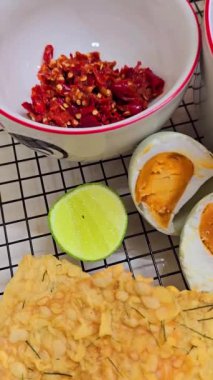 Rawon çorbası ya da Endonezya siyah et çorbası, siyah renk Endonezya fındığı Kluwek 'ten. Limon, biber ezmesi, tuzlu yumurta ve krakerle servis edilir. Yemek tarifi, makale veya herhangi bir yemek içeriği veya blog için mükemmel