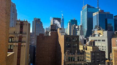 Şehrin gökdelenleri ve renkli parlak renklere sahip kentsel binaları ile modern ve klasik mimarinin yer aldığı gökyüzü çizgisi, metropol yaşamı ve mimari çeşitliliğin özünü yakalıyor..