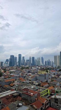 Şehrin gökdelenleri ve renkli parlak renklere sahip kentsel binaları ile modern ve klasik mimarinin yer aldığı gökyüzü çizgisi, metropol yaşamı ve mimari çeşitliliğin özünü yakalıyor..